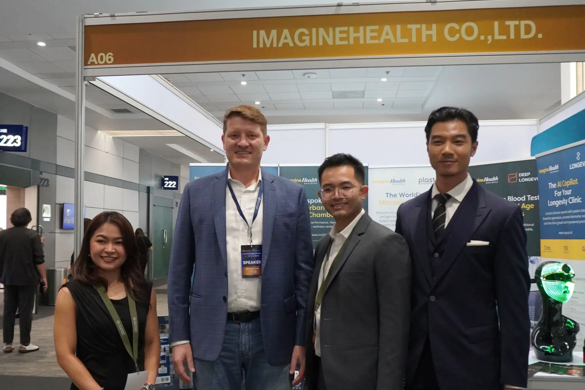 Henning Kalwa meeting healthcare and longevity leaders at the summit