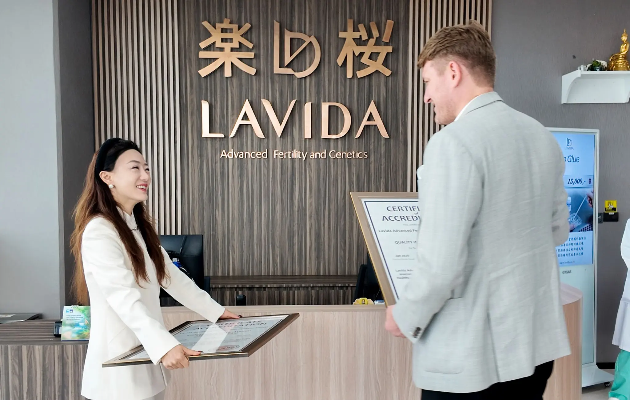 ImagineHealth CEO Henning Kalwa presenting a Temos accreditation certificate to a Lavida representative