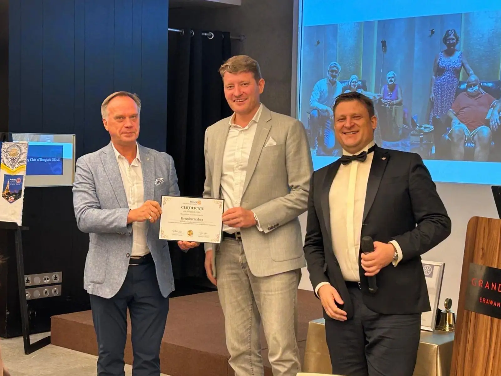 Henning Kalwa receiving a speaker certificate from representatives of Rotary Club of Bangkok GRAD