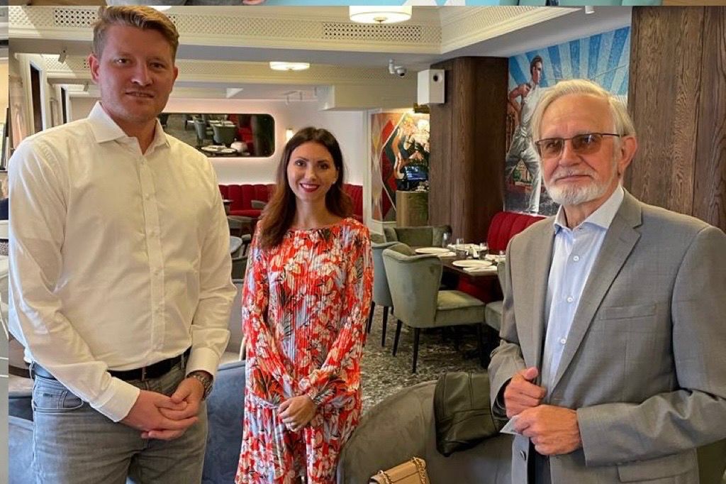 Henning Kalwa mit Alexander Soloviev und einer Vertreterin während des Besuchs in Woronesch