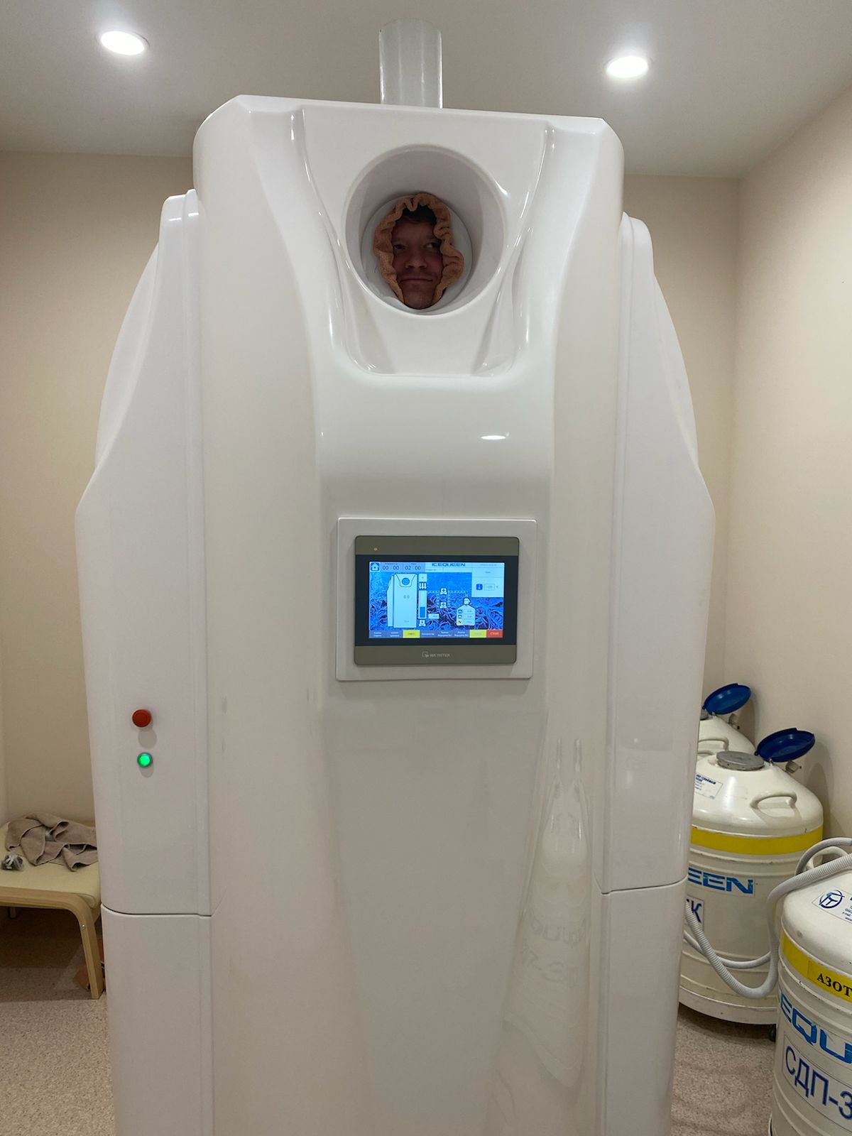 Henning Kalwa in einer Ganzkörper-Kryotherapiekammer in Woronesch