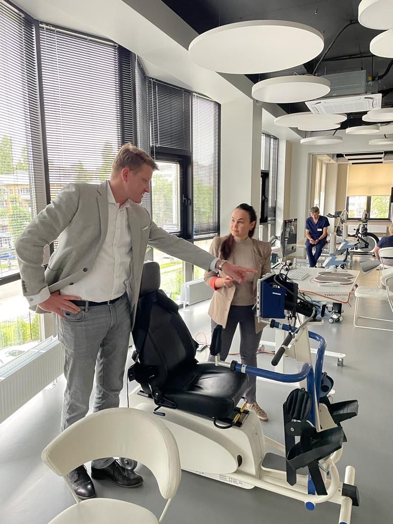 Henning Kalwa bei der Besichtigung von Rehabilitationsgeräten im Olimp 5 in Woronesch