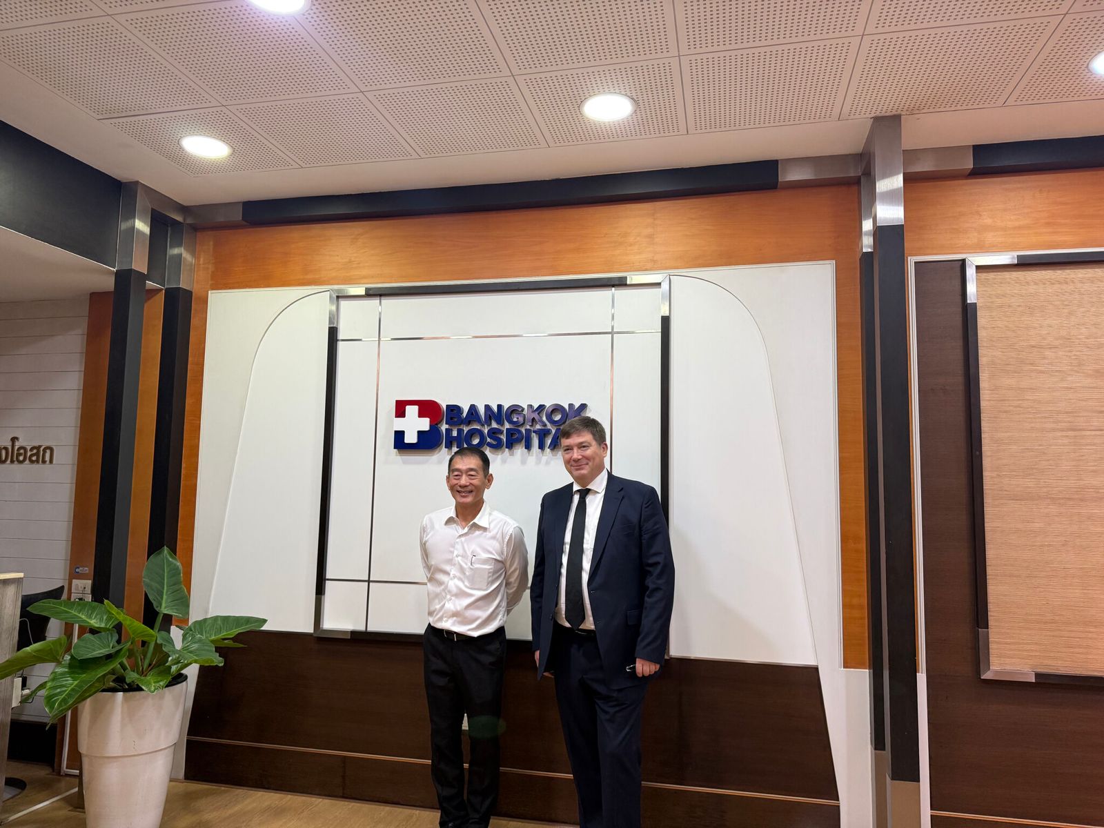 Russische medizinische Delegation während ihres Besuchs im Bangkok Hospital Headquarters