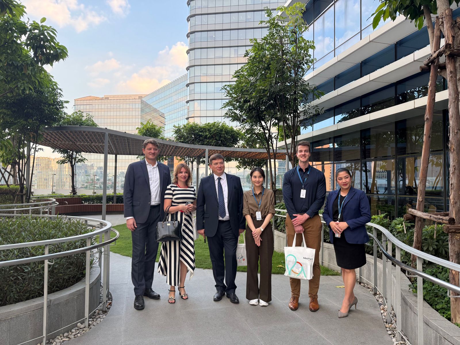Delegation der russischen Botschaft und der Pawlow-Universität mit ImagineHealth und Vertretern des MedPark Hospital