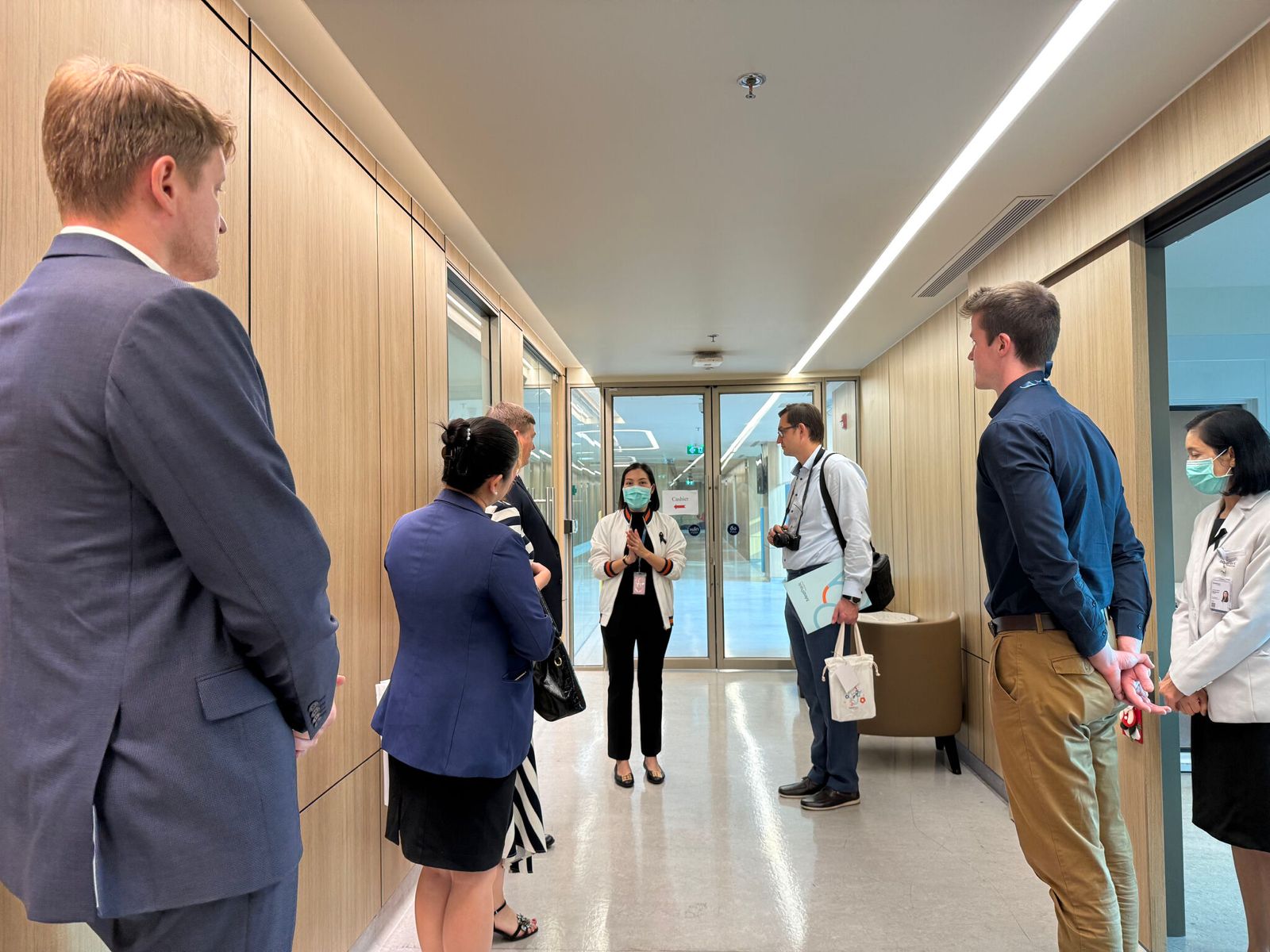 Russische medizinische Delegation bei einer Besichtigung der klinischen Bereiche des MedPark Hospital