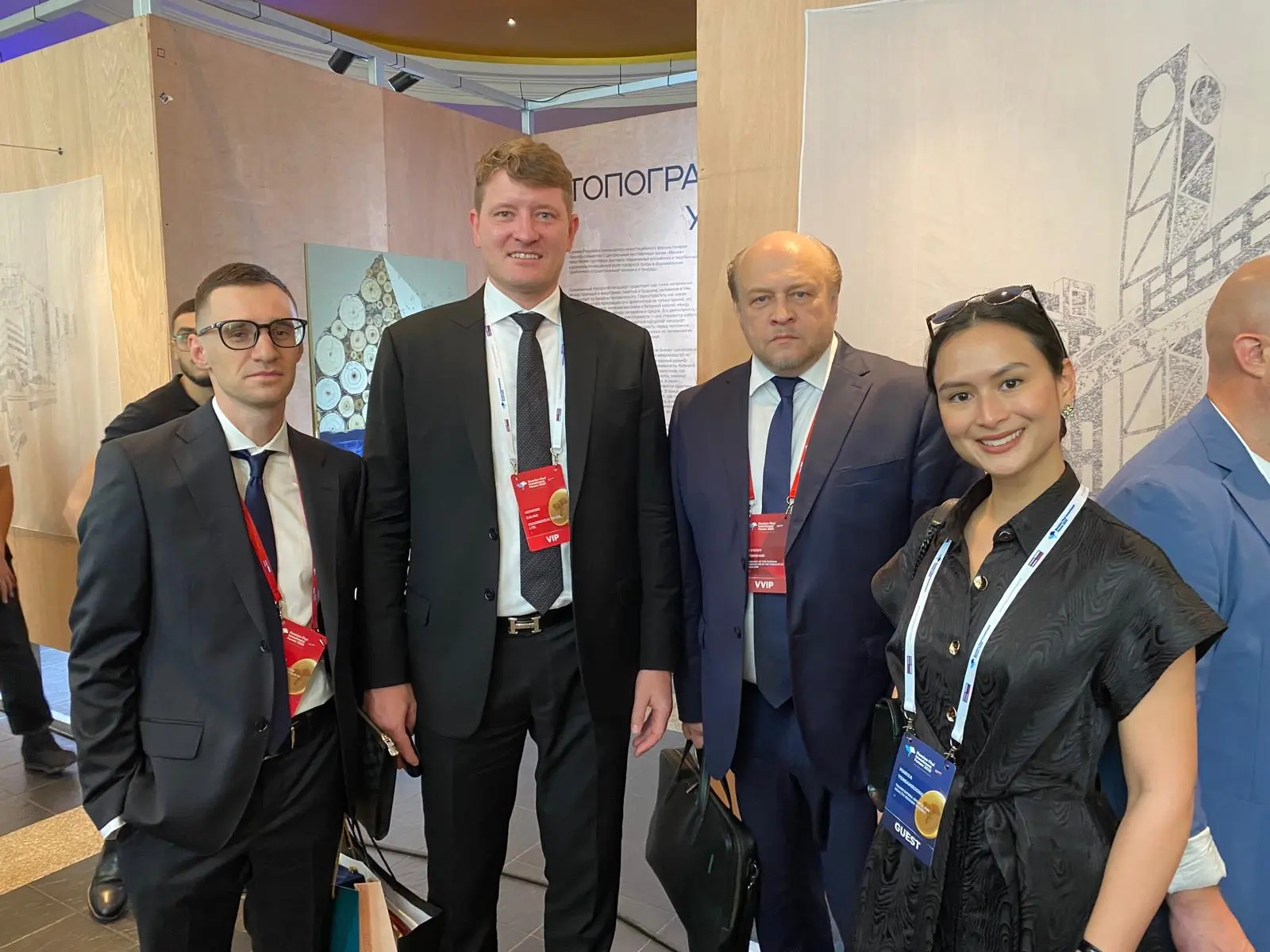 Henning Kalwa with His Excellency Evgeny Tomikhin and delegates at the Russian-Thai Investment Forum 2025
