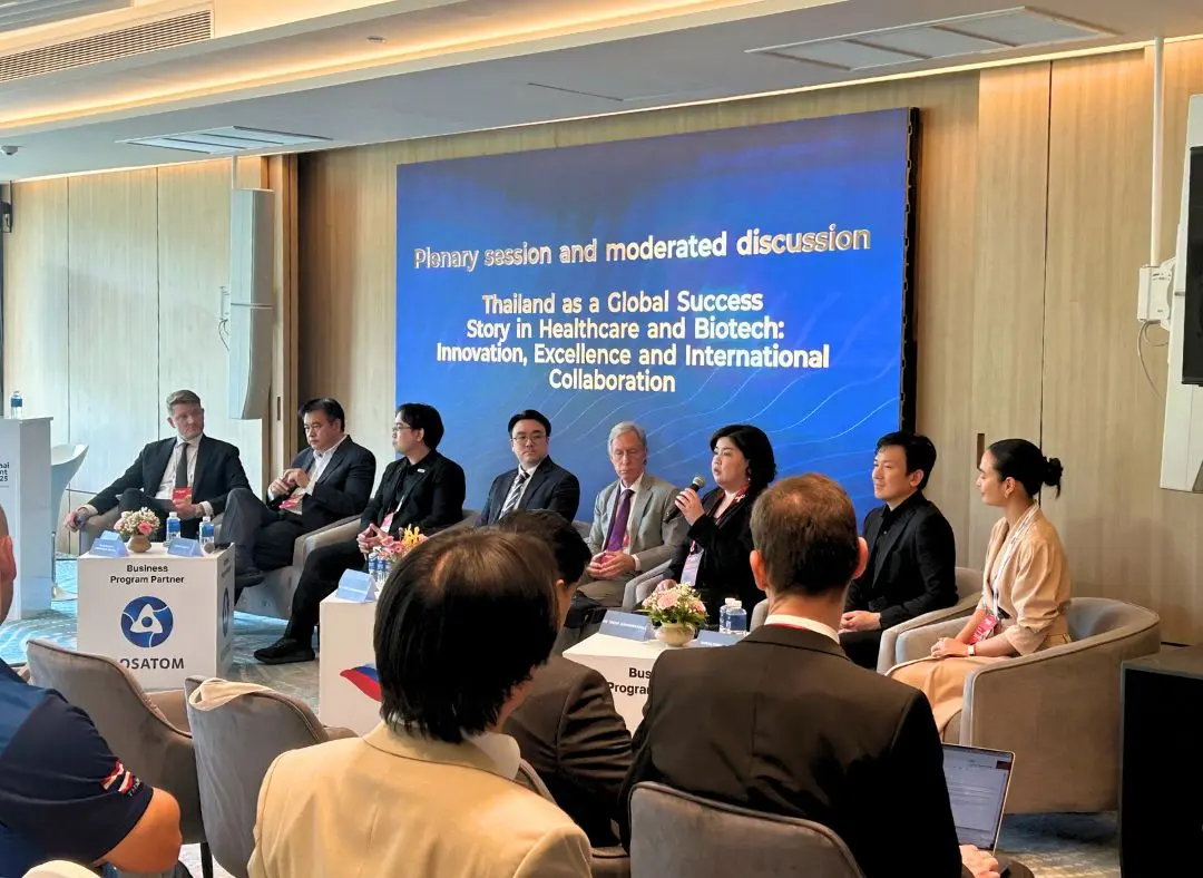 Henning Kalwa moderating the opening healthcare plenary at the Russian-Thai Investment Forum 2025