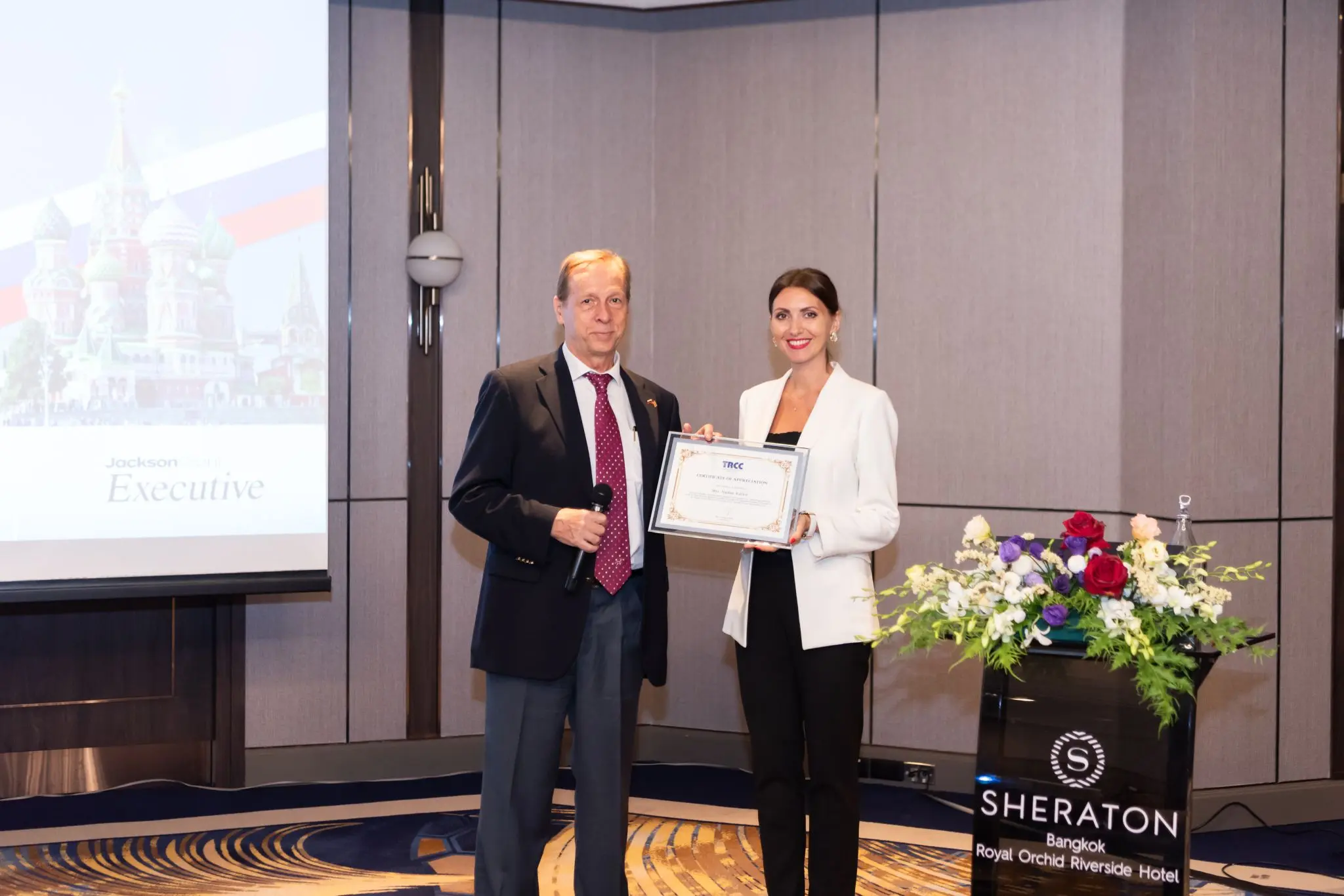 Nadya Kalwa receiving recognition after the Thai-Russian business seminar
