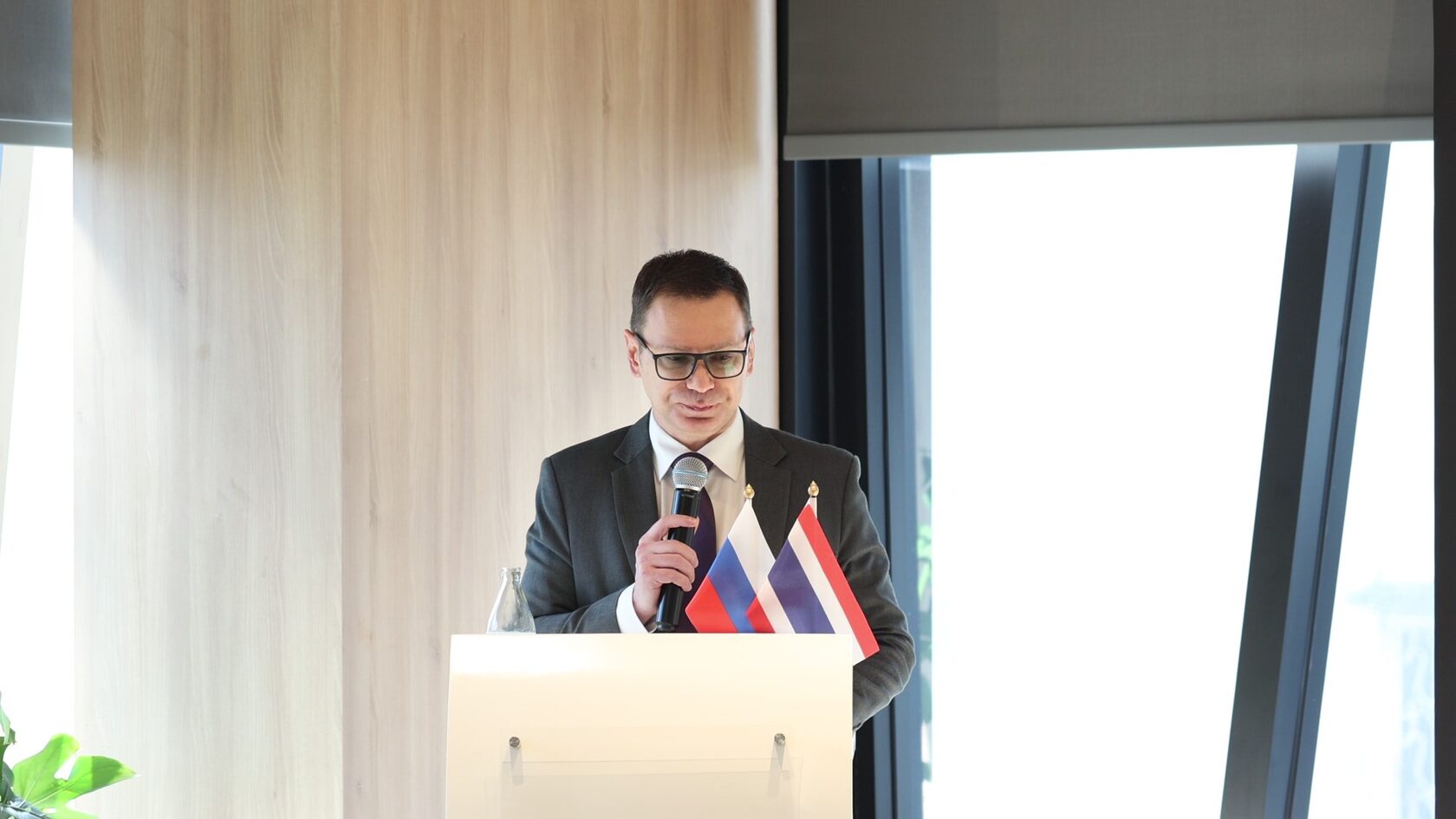 Андрей Дмитриченко выступает на тайско-российском семинаре по здравоохранению