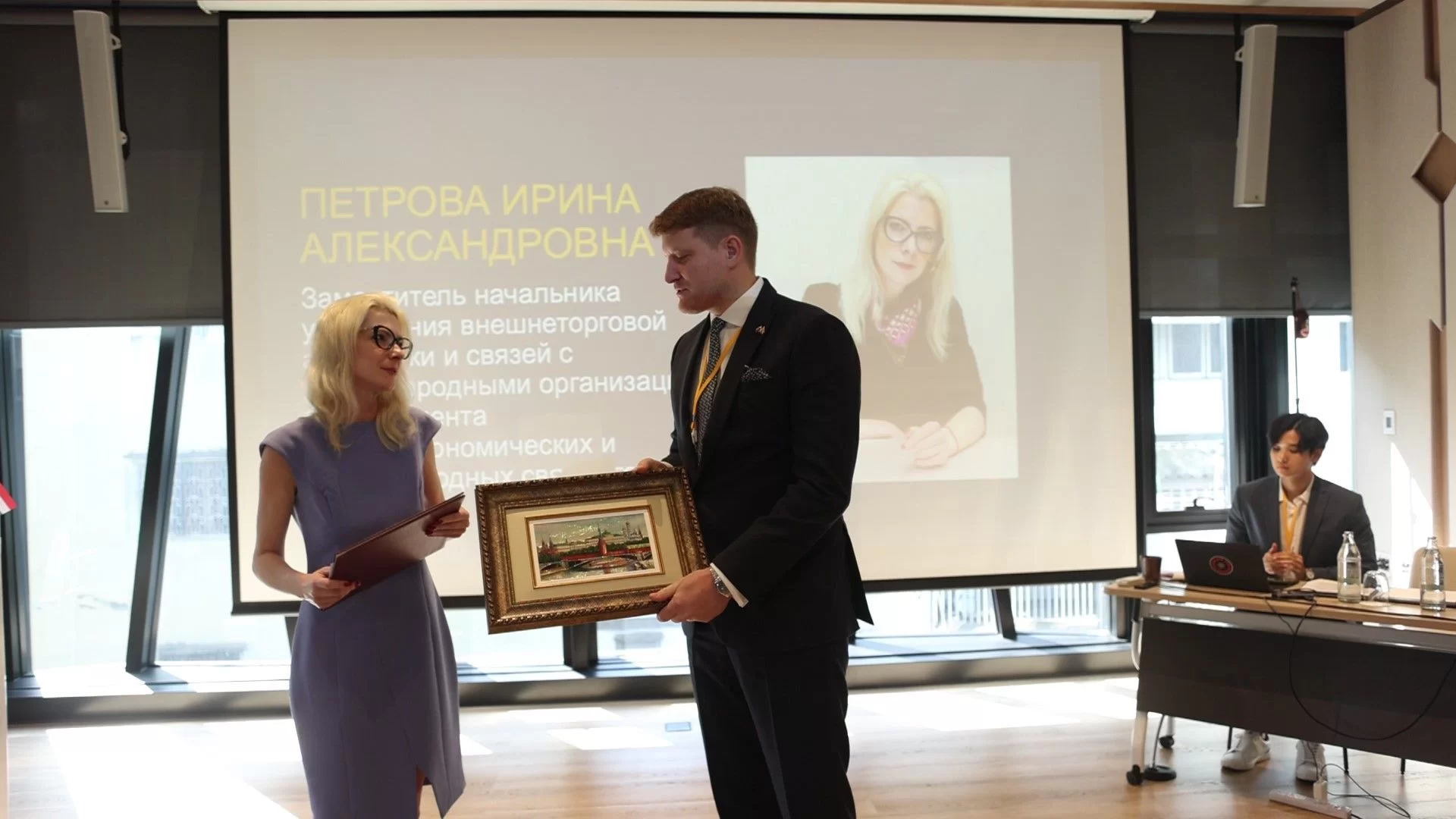 Henning Kalwa receiving a commemorative artwork at the Thai–Russian healthcare seminar