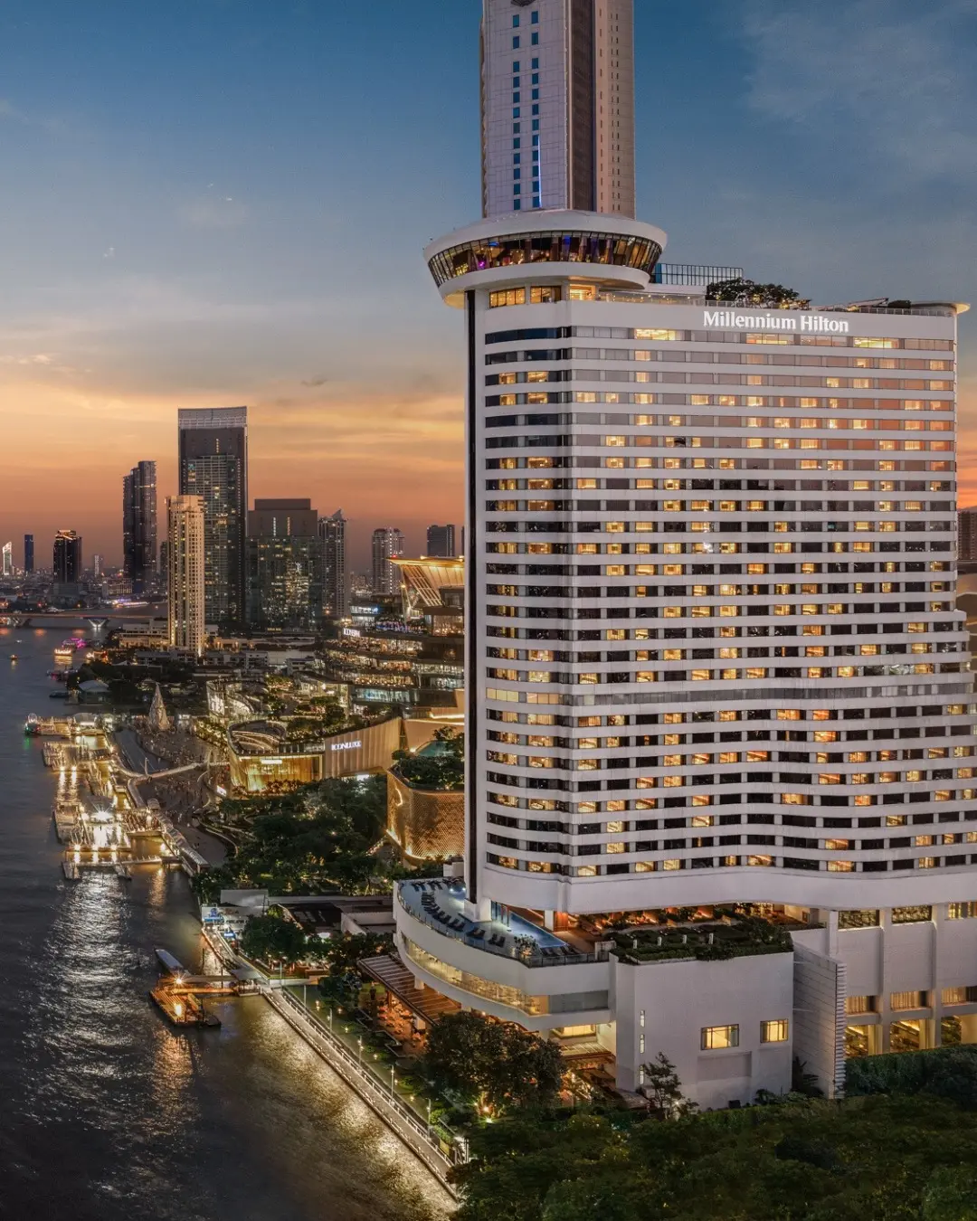 Отель Millennium Hilton Bangkok на берегу реки Чаопрайя на закате